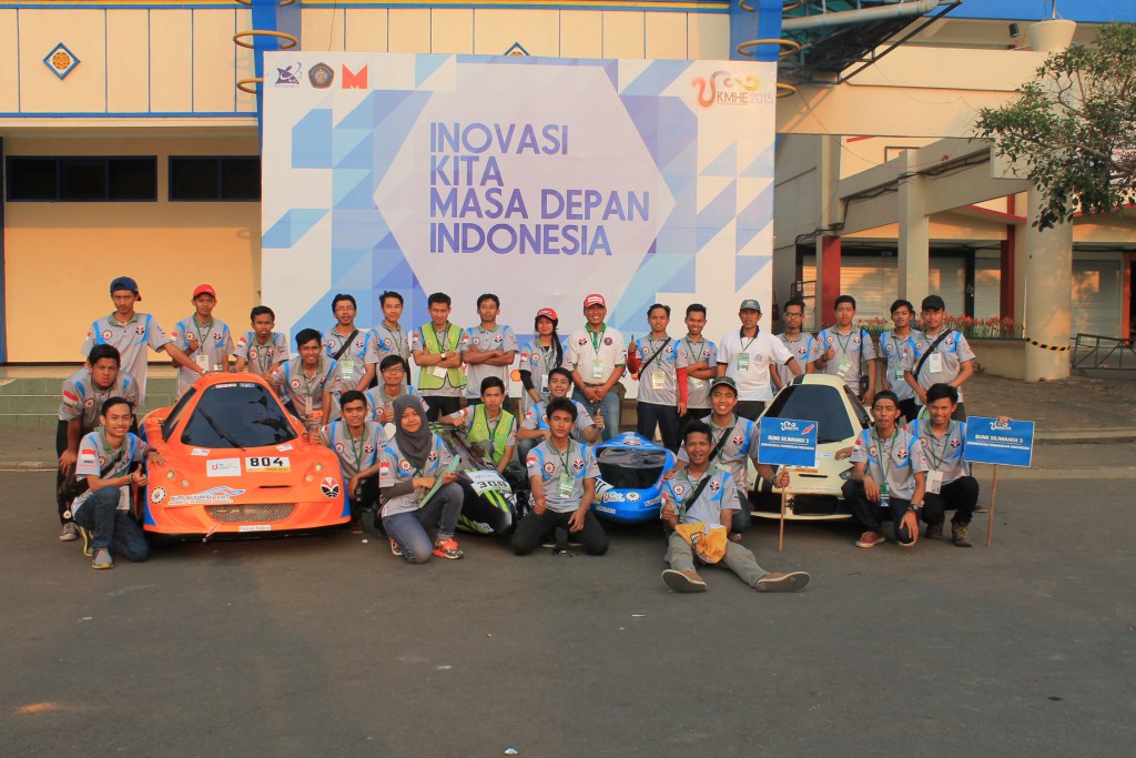 TIGA UKM UPI YANG MENONJOL Putri duyung terkena pukat Sisik berdarah sakit rasanya Jika usaha bertemu bakat Prestasi akan terus mendunia KABUMI Keluarga Besar Bumi Siliwangi Universitas Pendidikan Indonesia (KABUMI UPI) adalah sebuah unit kegitaan mahasiswa UPI yang bergerak dalam bidang seni tradisonal, khususnya angklung, tari nusantara, dan musik gamelan. KABUMI sendiri diresmikan di Kedutaan Besar Republik Indonesia (KBRI) di Kota Bonn, Jerman, pada tanggal 1 Oktober 1985. KABUMI hadir atas usulan Duta Besar Laksamana Ashadi Cahyadi dan Atase Pendidikan Dr. Soedijarto. Mereka berdua merasa perlu ada sebuah wadah yang dapat mengenalkan budaya Sunda, khususnya angklung, ke dunia luar, terutama negara-negara Eropa. Akhirnya lahirlah grup orchestra angklung yang bernama, KABUMI. Pada awal kemunculannya, KABUMI merupakan sebuah wadah berkesenian Sunda bagi seluruh keluarga besar IKIP Bandung (sekarang UPI). Anggotanya pun terdiri atas dosen, staf, dan anggota keluarga IKIP Bandung. Bahkan, ada juga anggota KABUMI yang bukan bagian dari keluarga besar IKIP. Setelah 13 tahun terdaftar sebagai Unit Pelaksana Teknis (UPT) Kebudayaan UPI, pada tahun 2011 KABUMI resmi menjadi Unit Kegiatan Mahasiswa (UKM). Dengan perubahan status tersebut, sejak saat itu KABUMI pun hanya diperuntukkan bagi mahasiswa UPI. Ada beberapa event besar yang pernah diikuti KABUMI, di antaranya adalah sebagai pengisi acara “Bandung Martial Art Fest” (2010) , penggagas dan panitia “Angklung is The Music of My Country” (2010), penyelenggara Angklung’s Day yang berhasil melibatkan ribuan pemain angklung dari Jawa Barat, Banten, dan Jakarta sebagai bentuk peringatan telah ditetapkannya angklung sebagai warisan budaya oleh UNESCO (2012). Prestasi yang berhasil diraih KABUMI di antaranya adalah juara 1 dan 2 kategori mahasiswa dan umum Lomba Angklung dalam ajang Festival Angklung ke-14 tahun 2015 yag diselenggarakan oleh Kelompok Paduan Suara ITB. Selain itu, KABUMI juga pernah diundang oleh Mitra Sunda Western Australia (MSWA) dan Kedutaan Jenderal Republik Indonesia (KJRI) untuk melatih Angklung kepada mahasiswa Australia di Perth. KABUMI juga telah tampil di berbagai acara ataupun festival tingkat dunia di berbagai benua seperti Eropa (Inggris, Skotlandia, Ceko, dan Rumania), Asia (Jepang dan Malaysia), Amerika (Peru), dan Afrika (Afrika Selatan). KOMPETITIF KOMPETITIF adalah Komunitas Mahasiswa Penggemar Teknologi Otomotif. Komunitas ini menjadi wadah mahasiswa UPI yang gemar dengan dunia otomotif. Di UKM ini terdapat tiga divisi, yaitu Eco Cars (divisi yang menggarap kendaraan yang aman, hemat energi, dan ramah lingkungan), Kart Division (divisi yang bertugas untuk mengembangkan bidang Go-Kart), dan Road Race Division (divisi yang menjadi wadah mahasiswa yang gemar dengan motor dan road race). Untuk urusan prestasi, KOMPETITIF tidak perlu diragukan lagi. Berbagai gelar juara pada kejuaraan-kejuaraan otomotif tingkat nasional dan dunia telah diraih UKM ini. Berikut daftar prestasi KOMPETITIF setiap divisinya. Eco Cars Division Juara dunia mobil hemat dalam kejuaraan Shell Eco-Marathon Driver’s World Championship (SEM DWC) 2016 di London, Inggris; Juara 2 Kelas Urban Concept Battery Electric Shell Eco-Marathon ASIA 2016 di Manila, Filipina; Juara 1 Divisi Prototype Energi Listrik dalam ajang Kontes Mobil Hemat Energi 2015 Malang, Indonesia; Kart Division Juara Umum Kelas Gearbox Mahasiswa/Pelajar dalam Kejuaraan Nasional Eshark Karting Championship 2015 Juara Umum Kelas Gearbox Universitas dalam Kejuaraan Nasional Eshark Karting Championship 2015 Road Race Division Juara 1 Kelas Matic 115cc Standar Wanita dalam Kejuaraan Bukit Peusar Championship Sribayu Cup 2016; Juara 1 Kelas 115cc Standar Wanita dalam Kejuaraan Technomart Fakta Jabar Road Race Championship 2016; Juara 1 Kelas Matic 115cc Standar Wanita dalam Kejuaraan GCRT Samahari Matic Race Sumber Production HUT TNI 2015; LEPPIM LEPPIM atau Lembaga Penelitian dan Pengkajian Intelektual Mahasiswa adalah sebuah Unit Kegiatan Mahasiswa (UKM) yang menjadi pusat pengembangan keilmiahan mahasiswa di UPI. UKM yang memiliki jargon “Kita Mahasiswa Ilmiah” ini memfokuskan kegiatannya untuk mengembangkan dan meningkatkan kompetensi penalaran, penelitian, dan penulisan ilmiah para anggotanya. Di LEPPIM, ada tiga divisi atau departemen yang memiliki fokus atau tugas yang berbeda-beda. Berikut adalah departemen yang ada di LEPPIM. Departemen Pengembangan Sumber Daya Alam (DPSDM) Departemen ini merupakan departemen yang bertugas untuk mengembangkan berbagai kompetensi anggota LEPPIM. Kegiatan yang biasa dilaksanakan departemen ini adalah Manajemen Kompetisi dan Event Ilmiah (sebuah pelatihan/pendampingan yang dipersiapkan untuk delegasi LEPPIM yang akan dikirim/diikutkan ke dalam berbagai kompetisi atau kegiatan), Bincang Intelektual Mahasiswa, LEPPIM Intensif Class, dan Young Research Training. Departemen Penalaran dan Penelitian (DPP) Departemen ini berfokus kepada berbagai penelitian dan penalaran. Kegiatannya yang menjadi tanggung jawab departemen ini di antaranya adalah Indonesia Student Researcher Festival, Workshop PKM, PKM Link Center, Kajian Rutin, dan Research Class Departemen Pengabdian Pada Masyarakat (DP2M) LEPPIM menganggap semua penelitian yang mereka lakukan akan percuma jika tidak berguna bagi masyarakat. Oleh karena itu, melalui DP2M, LEPPIM berkomitmen untuk berkontribusi dan mengabdikan diri kepada masyarakat. Kegiatan atau program yang ada di depatemen ini adalah LEPPIM Comes to Village, Desa Binaan, PKM Link Center, LEPPIM Berbagi, dan Buka Puasa Bersama. Kegiatan rutin lainnya yang selalu dilaksanakan oleh LEPPIM adalah LEPPIM FAIR. Pada tahun 2015 lalu, LEPPIM FAIR mendatangkan berbagai pembicara berkualitas seperti Mr. Georg Villinger (ilmuan asal Jerman), Warsito Purwo Taruno (Ilmuan asal Indonesia) dan Riska Ayu Purnamasari (mahasiswa pascasarjana Tsukuba University). Berbicara tentang prestasi, LEPPIM tidak perlu diragukan lagi. Berikut prestasi-prestasinya. Delegasi dalam Konferensi Internasional ICTEL di Singapura (Yohanes Tri Adi); Delegasi VIP dalam Konferensi Internasional Student Energi Summit (Dede Miftahul Anwar, pencipta kompor hidrogen); Delegasi dalam Konferensi Internasional ISATE (Rosdiana H. Putra); Delegasi dalam International Conference of Education 2015 di Brunei Darussalam Juara 1 MITI PAPER CHALLANGE 2015; Prototipe terbaik LKTIN MARSS Yogya; The Best Finalist LKTIN Malang; Quipperian, sebenarnya hampir semua Unit Kegiatan Mahasiswa (UKM) UPI telah berprestasi baik di level lokal maupun kancah internasional. Namun, ketiga UKM di atas dirasa perlu mendapat perhatian lebih atas pencapaiannya.